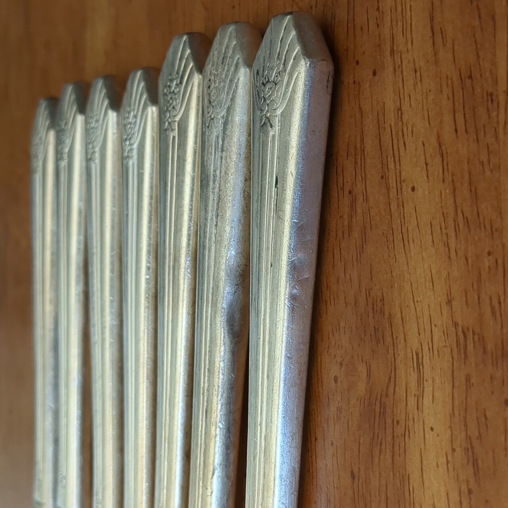 Set of 7 Vintage Butter Knives - Picture 11 of 11